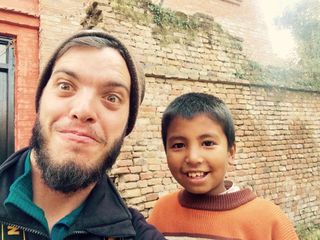 Mattia scherza con un bambino nepalese