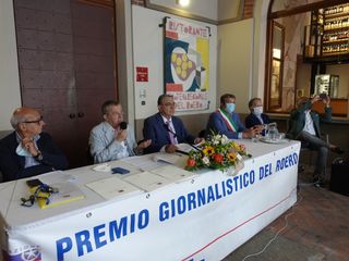 Il tavolo della premiazione Il tavolo della premiazione