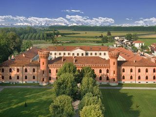 Una veduta dell'Agenzia di Pollenzo, che da sabato farà anche da casa ai sommelier Fisar