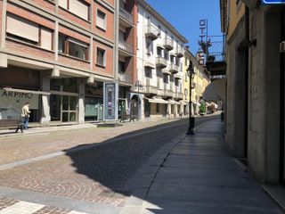 Le vie di Bra, praticamente deserte nella prima mattinata della "fase 2"