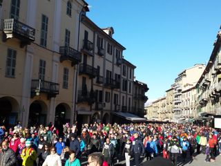 Saluzzo, Fitwalking del Cuore 2016, passaggio in Corso Italia Saluzzo, Fitwalking del Cuore 2016, passaggio in Corso Italia
