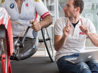 Alex Zanardi e Francesco Chiappero nel centro di Saluzzo