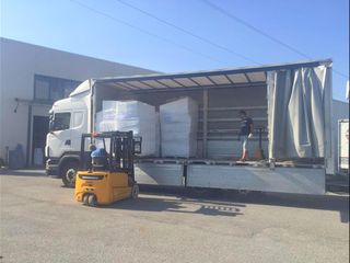 Busca, il tir pronto alla partenza nel cortile della torrefazione Excelsior