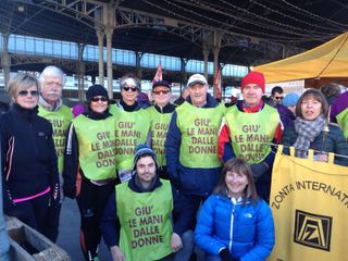 Saluzzo, Fitwalking del Cuore, gruppo di Fitwalker e socie Zonta con la pettorina Giù le mani dalle donne Saluzzo, Fitwalking del Cuore, gruppo di Fitwalker e socie Zonta con la pettorina Giù le mani dalle donne