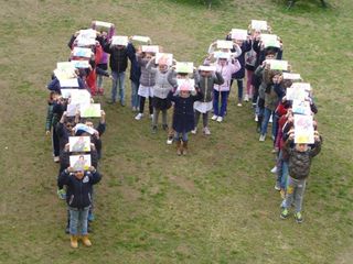 Saluzzo, foto di gruppo delle classi IV A e B della Pivano che hanno proposto l'intitolazione del Politeama a Magda Olivero