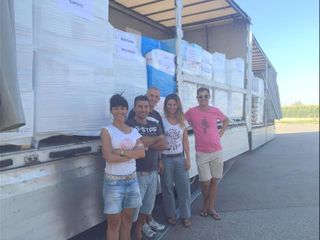 Busca, il tir pronto alla partenza nel cortile della torrefazione Excelsior. Nella foto Roberta e Nicoletta Trucco con l'autotrasportatore Ballario