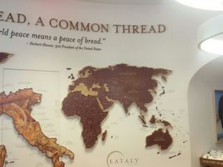 New York, l'ingresso di "Eataly Downtown" e a fianco la tela Italia di Franco Giletta New York, l'ingresso di "Eataly Downtown" e a fianco la tela Italia di Franco Giletta