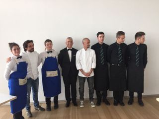 Allievi dell'alberghiero e il docente  Mauro Prato con  lo chef Crippa tre stelle Michelin al grattacielo San Paolo