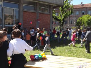 Bambini giocano nella area verde della Pivano Bambini giocano nella area verde della Pivano