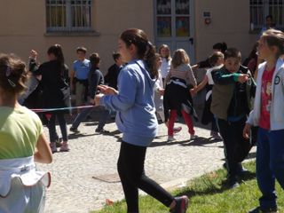 I bambini della Pivano giocano nell'area verde I bambini della Pivano giocano nell'area verde