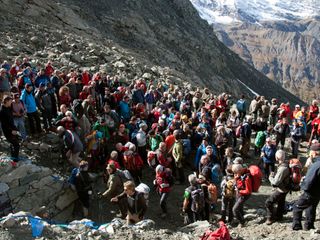 Il gruppo di presenti alla riapertura del Buco di Viso ( foto Momberto)