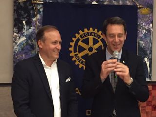 Saluzzo, conviviale Rotary, Piero Sassone e  il presidente del club Paolo Francese