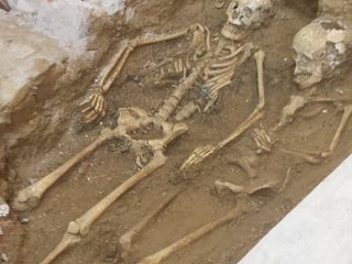 Alcuni scheletri trovati nell'area cimiteriale a ridosso della ex Chiesa della Croce Rossa
