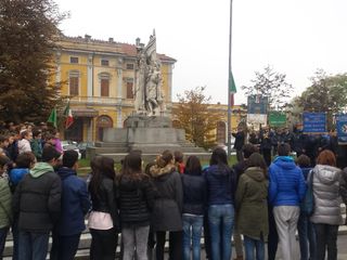 Saluzzo Festa del 4 Novembre, onore al monumento dei caduti in piazza Vittorio Veneto Saluzzo Festa del 4 Novembre, onore al monumento dei caduti in piazza Vittorio Veneto