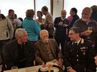 Giulio Segre, a Courmayeur nel contesto della Cerimonia di consegna del titolo di Giusto delle Nazioni alla Memoria di don Perron, accompagnato dal luotenente dei Carabinieri di Saluzzo Fabrizio Giordano Giulio Segre, a Courmayeur nel contesto della Cerimonia di consegna del titolo di Giusto delle Nazioni alla Memoria di don Perron, accompagnato dal luotenente dei Carabinieri di Saluzzo Fabrizio Giordano
