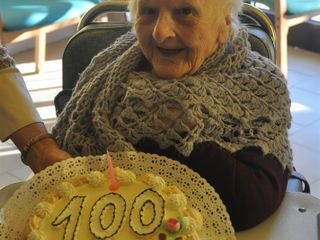 Luigina Benedetto davanti alla torta di compleanno