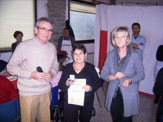 Il momento della premiazione della signora Maria Politanò vedova Vola