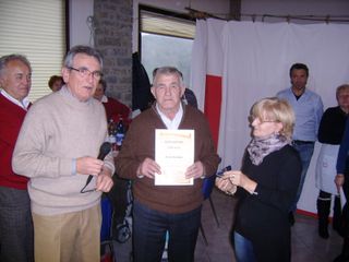 Il momento della premiazione del signor Daniele Rizzo