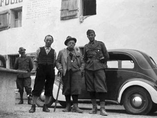 Foto di gruppo davanti all’albergo di Pian del Re nell’estate 1940. Si vedono soldati della GAF e le Guide Alpine Giovanni e Claudio Perotti