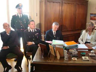 Il colonnello Simeoni (2° da sx), il procuratore Offman e la dottoressa Nanni