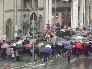 La folla che ha partecipato al funerale sotto la pioggia battente