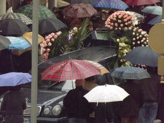 L'auto con il feretro di Antonella Zagami sul sagrato