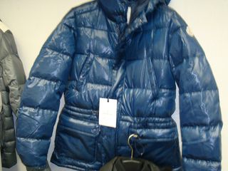 Scarpe, maglie, piumini sequestrati