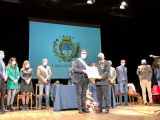 Saluzzo, consegna della pergamena al Capitano Davide Basso