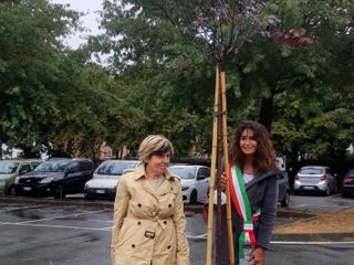 Maria Lodovica Gullino e l'assessore Attilia Gullino, davanti all'albero dedicato ad Amalia Isasca