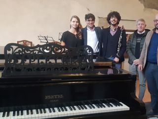 I tre musicisti con il sindaco di Revello Daniele Mattio e Ivano Scavino presidente dell'Accademia Filarmonica di Saluzzo I tre musicisti con il sindaco di Revello Daniele Mattio e Ivano Scavino presidente dell'Accademia Filarmonica di Saluzzo