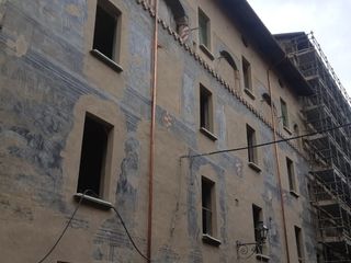 La facciata in via Maghelona con la  storia della Bella Maghellona
