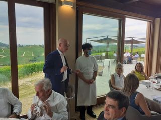 La Delegazione Cuneo Saluzzo dell'Accademia italiana della cucina ha dato avvio alle attività sociali nel ristorante Borgo Sant'Anna a Monforte d'Alba. Ferruccio Franza con lo chef Pasquale Laera