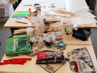 Tavolo di lavoro del laboratorio sartoriale  “are@51lab”  nel carcere di Saluzzo