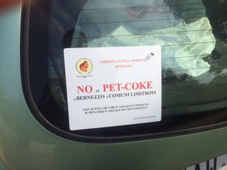 L'adesivo esposto su molte vetture degli abitanti della zona