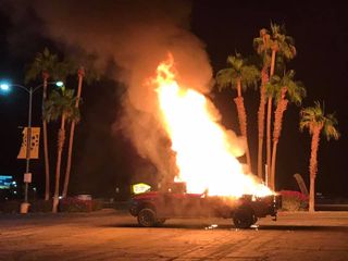 Il rogo nel quale è andata distrutta la mongolfiera Puddles (foto Andrew Holly)
