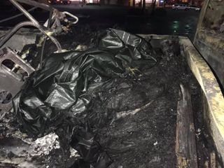 Il rogo nel quale è andata distrutta la mongolfiera Puddles (foto Andrew Holly)