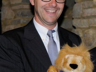 La consegna del “leoncino” a Stefano Veglia