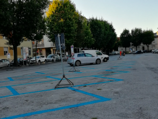 Le strisce blu in piazza Schiaparelli