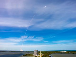 La partenza dell'ultimo lancio dalla base di Cape Canaveral (dalla pagina Facebook di SpaceX) La partenza dell'ultimo lancio dalla base di Cape Canaveral (dalla pagina Facebook di SpaceX)