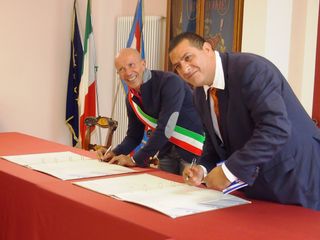 Venasca, Mikhaeil  Beshai nel momento della firma