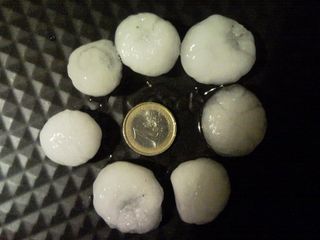 I chicchi di grandine più grandi di una moneta da un euro