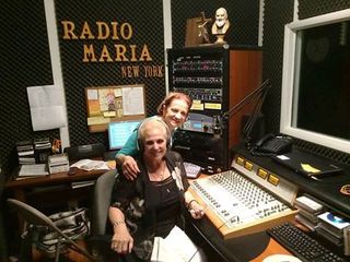 La direttrice della radio, Anna Maria, e una conduttrice, Giovanna. Entrambe immigrate da bambine dall'Italia negli USA