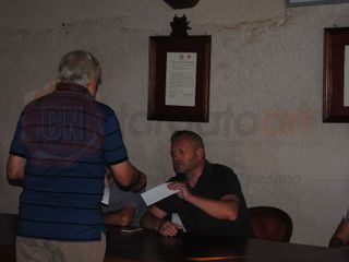 Valter Tonda consegna la lettera firmata dai soci della Giocolegno