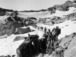 Corvè di truppe in marcia alla volta del rifugio Quintino Sella