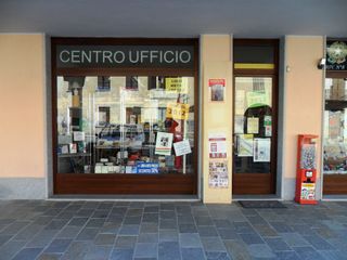 Il negozio "Centro Ufficio" con davanti la macchinetta trafugata