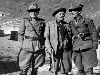 La guida emerita Claudio Perotti in posa con ufficiali della GAF al Pian del Re