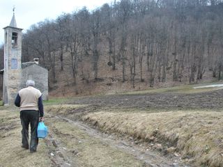 Il prato devastato dalla follia dei fuoristrada