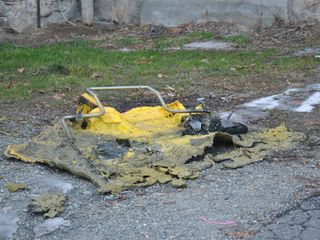 I resti del cassonetto divorato dalle fiamme