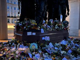 I lumini per la morte della regina Elisabetta II I lumini per la morte della regina Elisabetta II