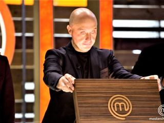 Joe Bastianich apre la scatola che contiene il "Blu di Morozzo"